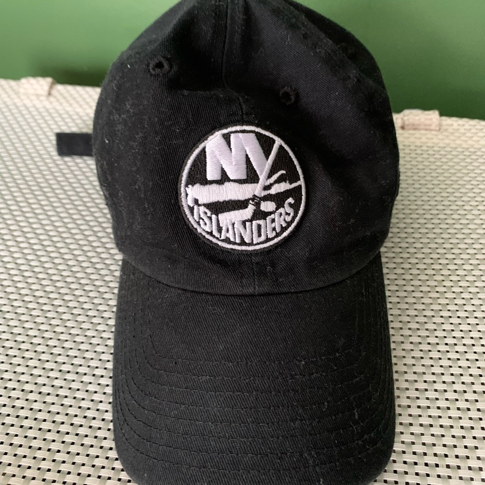 B&W NY Islanders primary logo hat
